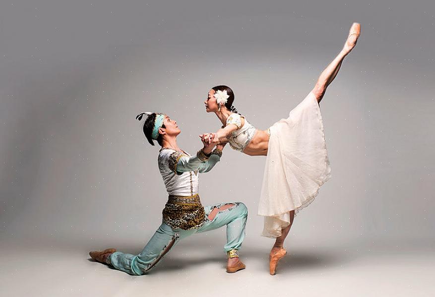 רקדני בלט מפתחים את המיומנויות הפיזיות שלהם לאורך הקריירה שלהם