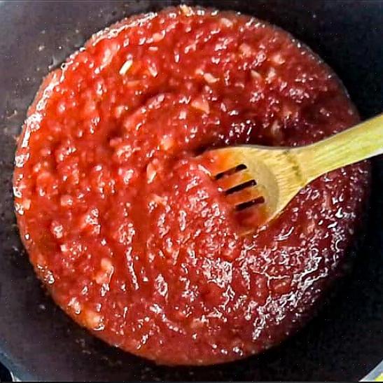 הסוד הגדול ביותר לרוטב עגבניות טוב הוא בישולו לאט