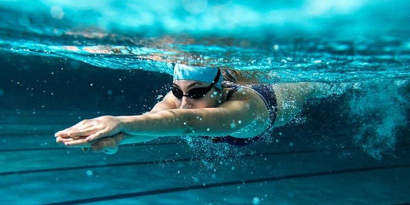 כיצד אוכל למנוע בעיות עיכול בשחייה